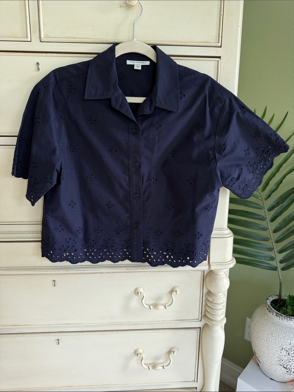 Eyelet Cropped Button-Down Shirt — Navy size S